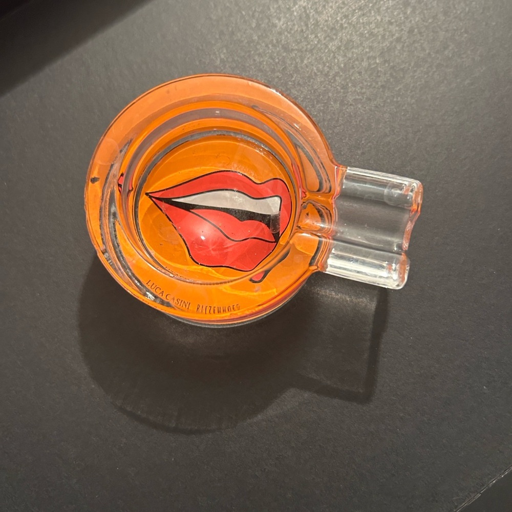 Ashtray with Red Lip Design - Picture 2 of 2